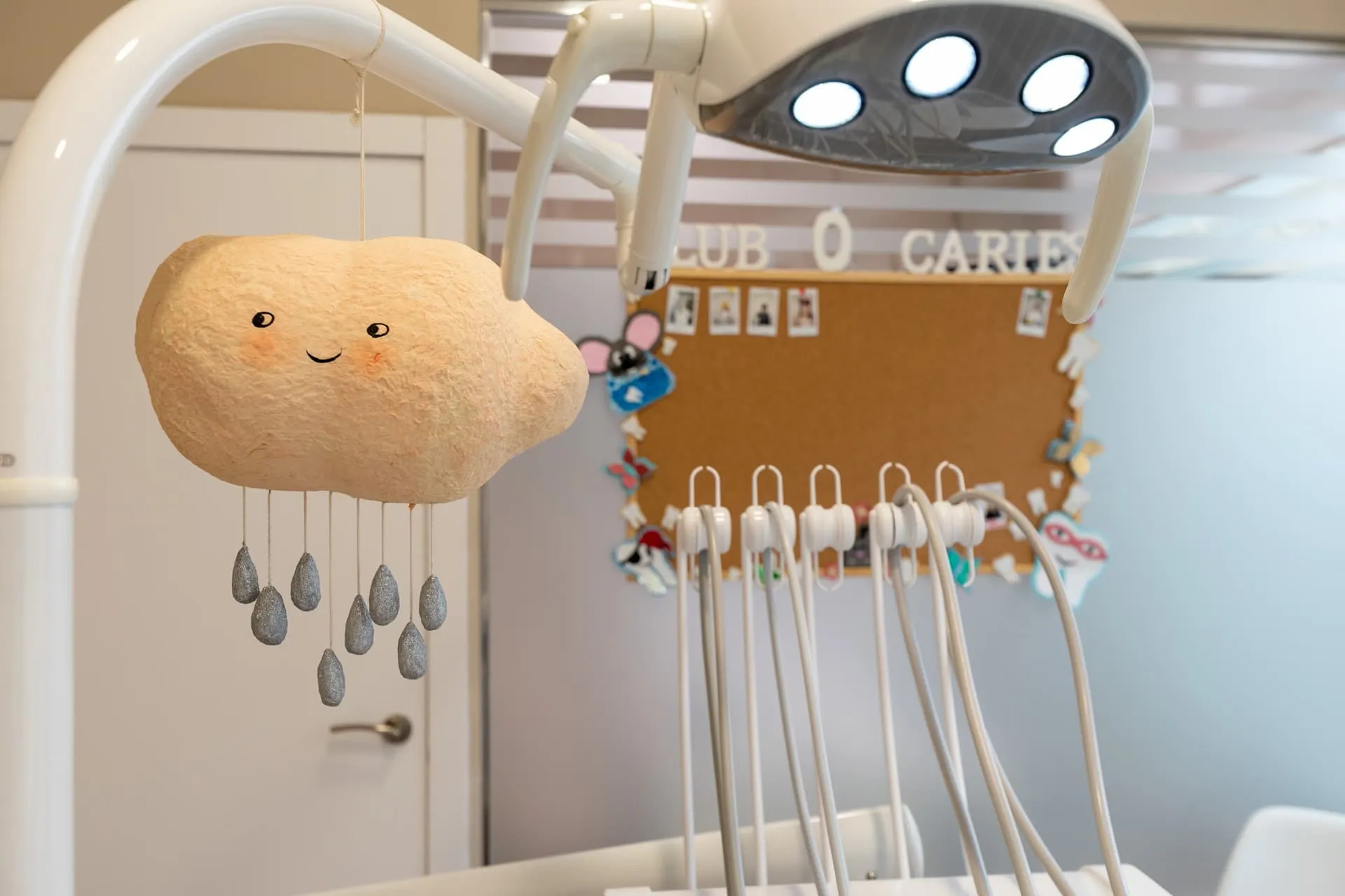 Sala de odontopediatría de Clínica Dental Ladeira con decoración infantil y el panel Club 0 Caries