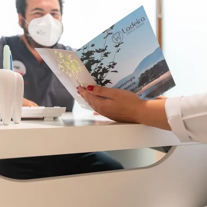 Dentista de Clínica Dental Ladeira atendiendo a una paciente en la clínica